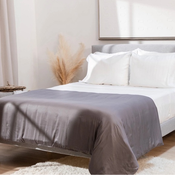 HUSH ICED 2.0 - THE ORIGINAL COOLING WEIGHTED BLANKET - Picture 2 of 3